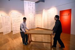 ５日の開場へ向けて設営が進む展示会場（３日、須貝拓也撮影）