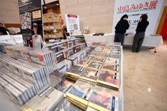 ＣＤなどのグッズ販売を準備する美術館スタッフら（３日、須貝拓也撮影）