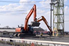 重機などで砂を入れ替える作業者ら
