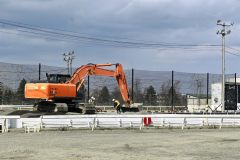 重機などで砂を入れ替える作業者ら