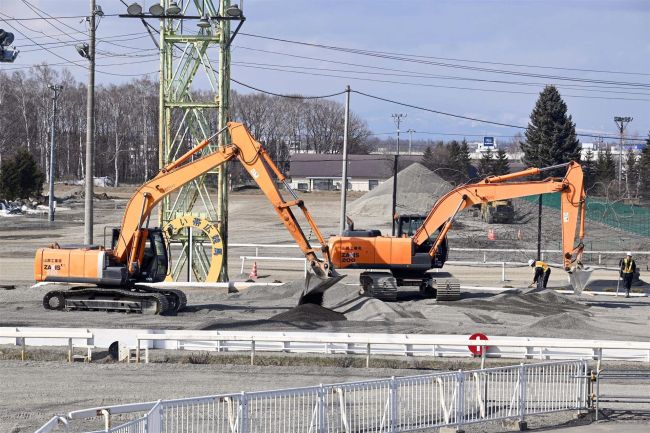 帯広競馬場のコースの砂入れ替え　９日まで作業～こぼれ話