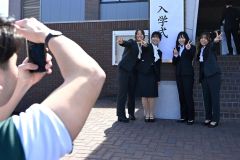 入学式を終えて記念撮影を行う新入学生（午前１１時ごろ、須貝拓也撮影）