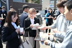 入学式を終えて先輩たちから歓迎される新入学生（午前１１時ごろ、須貝拓也撮影）