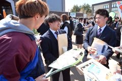 入学式を終えて先輩たちから歓迎される新入学生（午前１１時ごろ、須貝拓也撮影）