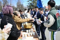 入学式を終えて先輩たちから歓迎される新入学生（午前１１時ごろ、須貝拓也撮影）