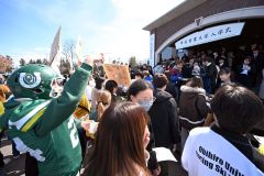 入学式を終えて先輩たちから歓迎される新入学生（午前１１時ごろ、須貝拓也撮影）