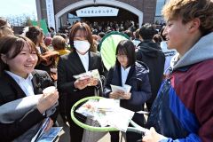入学式を終えて先輩たちから歓迎される新入学生（午前１１時ごろ、須貝拓也撮影）