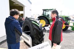 トラクター用ラジアルタイヤを紹介している展示会