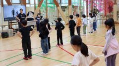 小林さん（奥左）の手本を見ながら元気いっぱいに踊る子どもたち