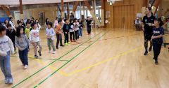 小林さん（右）の手本を見ながら元気いっぱいに踊る子どもたち