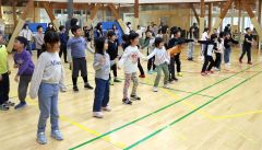 元気いっぱいに踊る子どもたち