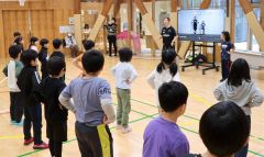 小林さん（奥）の手本を見ながら元気いっぱいに踊る子どもたち