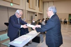 小野町長（右）から委嘱状を受ける藤井氏（左）
