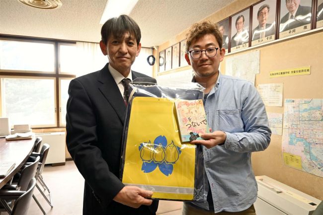 帯広養護学校にランドセルカバー寄贈　青鳥舎小川さんが漫画家にデザイン依頼