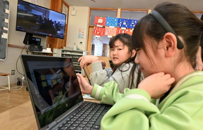 明和小と栄小でタブレットで協働授業