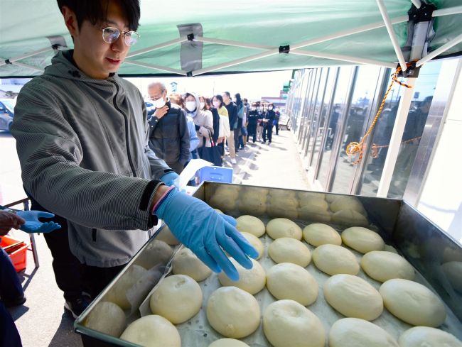 ハピまん１００万個突破記念、蒸したて販売に列　音更ハピオ