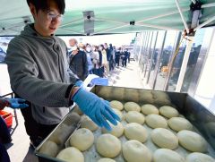 ハピまん１００万個突破記念、蒸したて販売に列　音更ハピオ