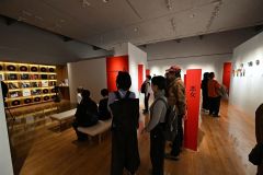時代は巡り、歌は永遠―初日から大勢のファン詰め掛ける　中島みゆき展開幕 3