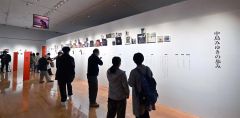 中島みゆきの経歴とともにレコードや本が展示された会場（５日午前９時４０分ごろ、塩原真撮影）