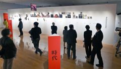 中島みゆきの経歴とともにレコードや本が展示された会場（５日午前９時２０分ごろ、塩原真撮影）