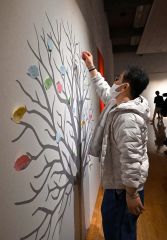 会場内には中島みゆきに向けメッセージが書けるブースも（５日午前９時４０分ごろ、塩原真撮影）