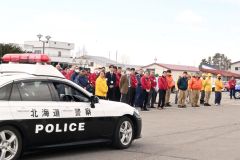 関係者が見守る中、出動するパトカー