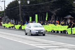 「旗の波作戦」で安全運転を呼び掛ける参加者ら（広尾）