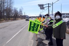 旗波作戦で交通安全を呼び掛ける関係団体の参加者