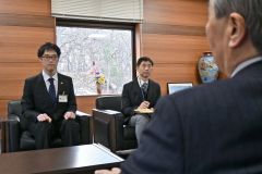 小野町長（手前右）を表敬訪問した堀田さん（左）