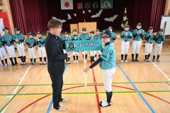 合併少年野球チームにプラカード贈呈　大樹のサトウ塗装店