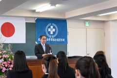 入学生の前で式辞を述べる吉田学校長