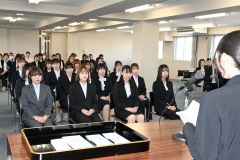 在校生代表の三谷さんのあいさつに耳を傾ける入学生