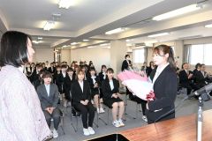 花束を受け取る入学生(右)