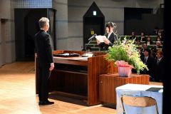 新入生代表として決意を述べる遠藤さん
