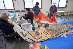 歴舟川の清流鯉のぼりに向け、補修作業が急ピッチ　大樹