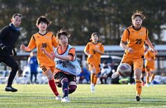 帯広北高校と合同チームで出場したロッカフォルテ十勝の小島優禾（左手前）