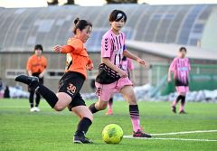 西村コーチから教わったロングキックで攻め込む帯広北高校の水口桃歌主将（左）