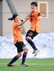 西村さんの遺志継ぎ元気よくプレー　女子サッカー西村杯