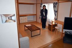 和室（左の写真）を洋室調にリノベーションされた部屋と伊藤さん