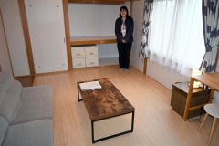 洋室調にリノベーションされた部屋と伊藤さん
