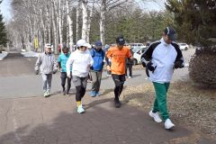 今季初の練習で屋外を走る帯広ランナーズの会員たち
