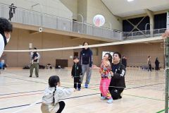 ミニバレーを楽しむ参加者