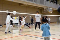 ミニバレーを楽しむ参加者