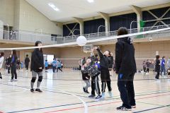 ミニバレーを楽しむ参加者