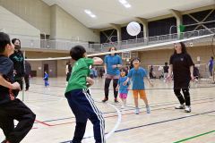 ミニバレーを楽しむ参加者