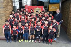 新シーズンに向けて意気込む帯広ラグビースクールの選手たち。右端は加納隆弘事務局長