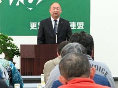 あいさつする吉田委員長