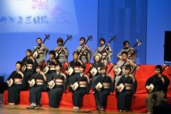 石黒会主と門下生による童謡メドレー。会場も三味線に合わせて合唱した