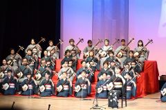 石黒会主と５０人の門下生の大合奏で幕開けした優勝記念コンサート