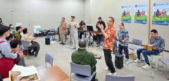 演奏を披露する「つばさバンド」のメンバーら